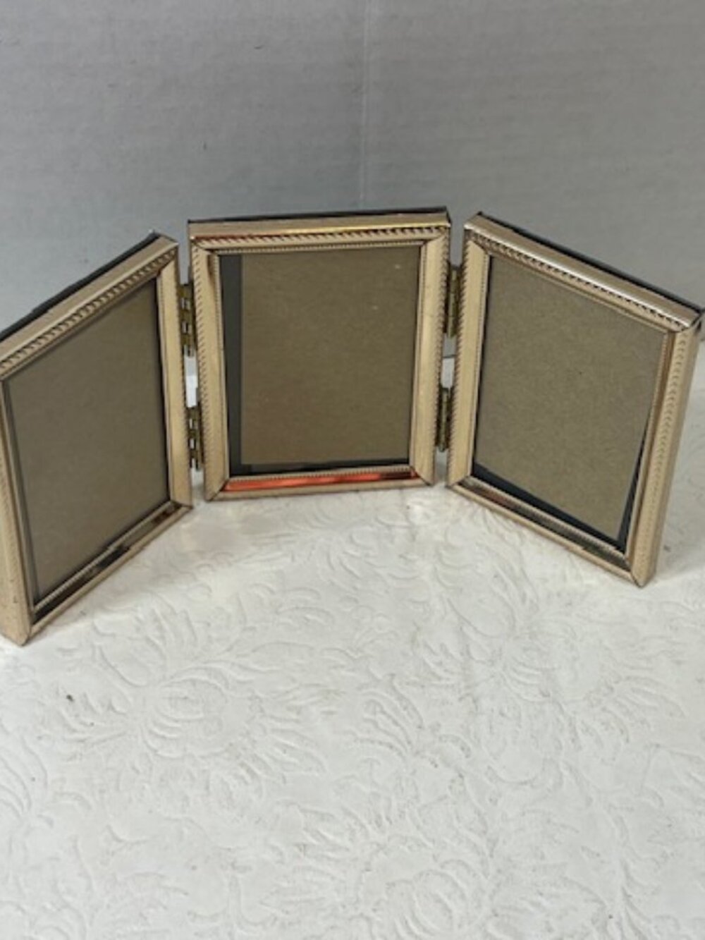 VTG Trifold Gold Tone Metal Hinged Mini Photo Frame Embossed Rope-Style Borders - Picture 3 of 11